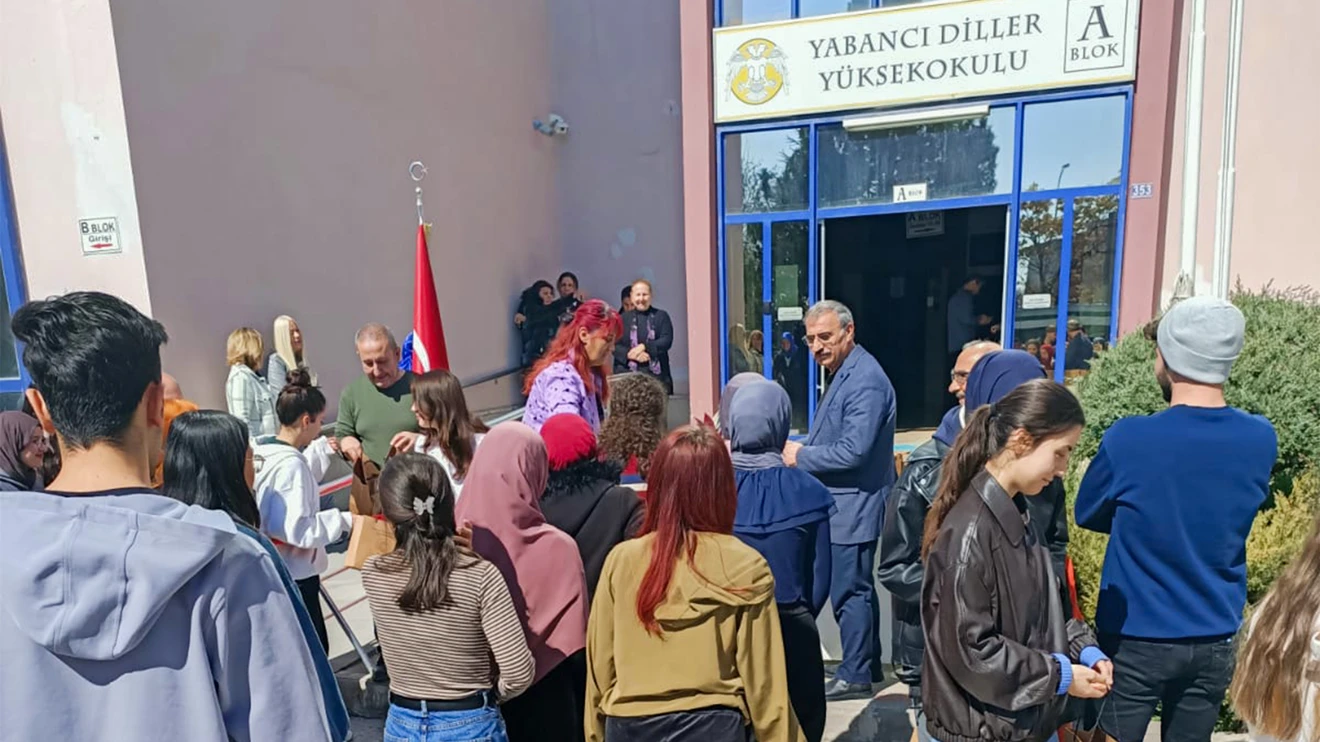 Selçuk Üniversitesinde öğrencilere iftariyelik kumanya dağıtıldı